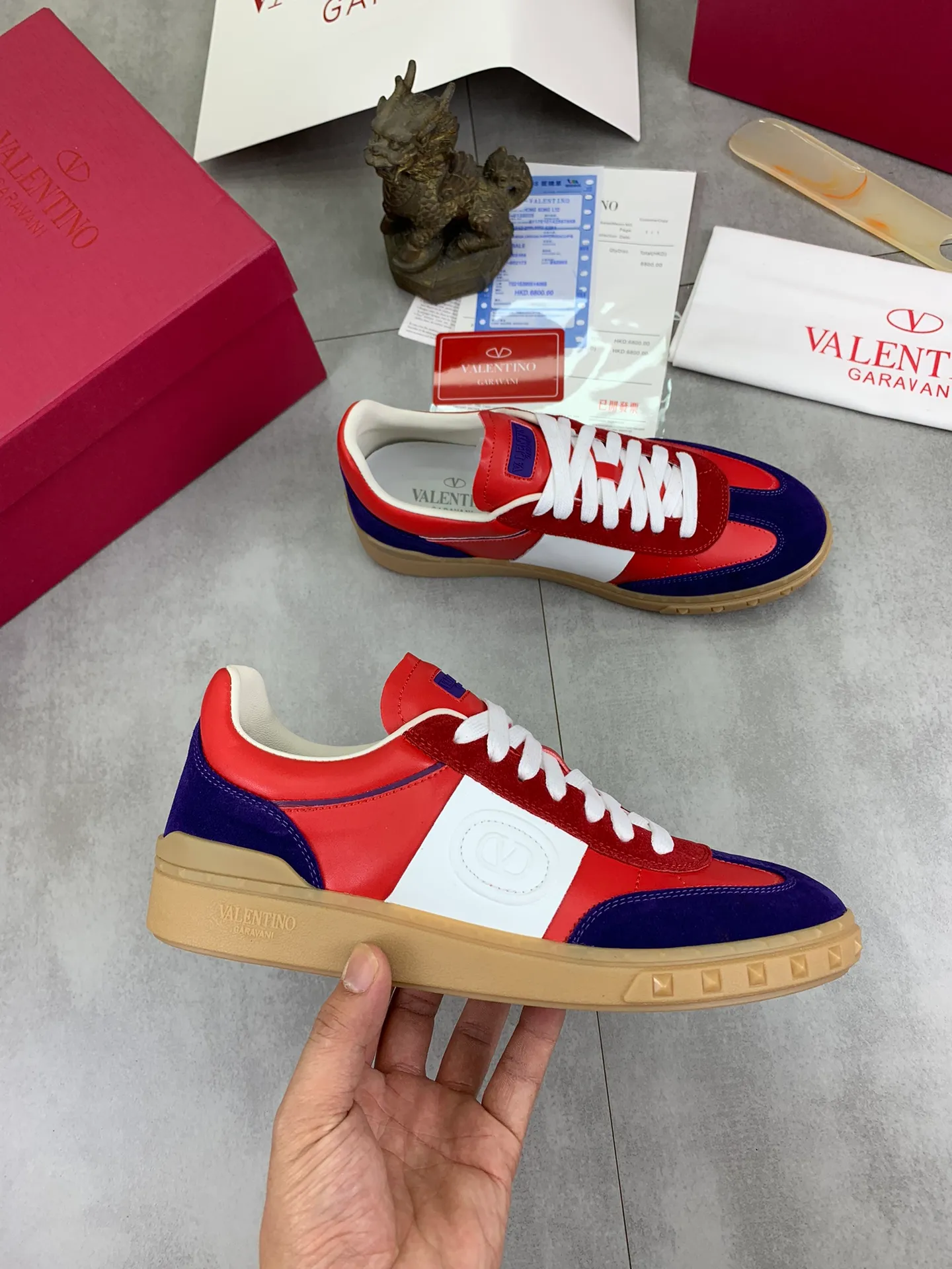 Men's Men's Shoes P520 New Couple Style Valentino Valentino 2025/UPVILLAGE Couple Casual Sports Shoes Moral Training Shoes 🆚Professional high-end, perfect replica, first-class quality, all made of original 1:1 materials, exclusive mold opening! 🎁Full set of high-end packaging at the counter ✔️Fabric: high mercerized cowhide ✔️Outsole: TPU material outsole ✔️Size: female 35-40 male 39-45 (female 41 male 38.46) 🆚All details are customized at 1:1 mold, striving for perfection!